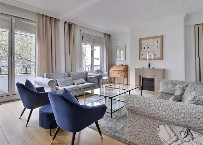 Superbe Champs Elysees Wagram パリ